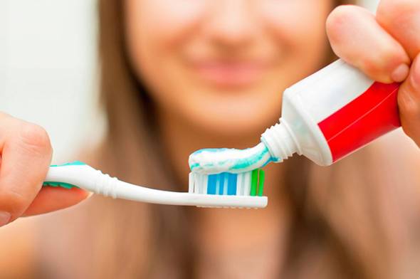 Чистка зубов мягкой щеткой и зубной пастой с фтором